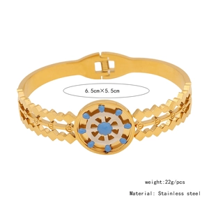 Dettaglio del bracciale dorato con timone in smalto blu e specifiche dimensionali