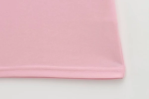 Details des rosa Strickkleids mit feiner Textur und robuster Doppelnaht-Verarbeitung