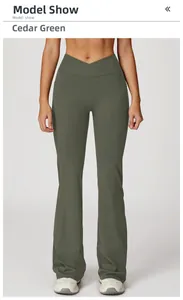 Détail du pantalon de yoga évasé vert cèdre avec taille haute croisée et poches latérales
