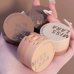 Détail macro de la palette MISS LARA 3-en-1 avec fard à joues, enlumineur et poudre à sourcils
