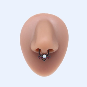 Schwarzer Fledermaus-Septumring mit roten Flügeln und Opalperle an Silikon-Nasenmodell