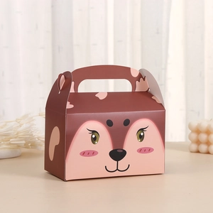 Détail d'une boîte cadeau pliante à thème animal avec poignées tons marron et rose
