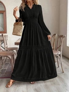 Elegantes schwarzes Spitzenkleid mit Laternenärmeln und Bohème-Ausstellung