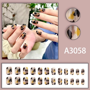Short leopard print press-on nails in amber tones with 24 pieces for women