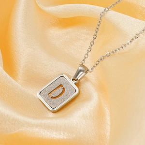 Collana d'argento in acciaio con pendente quadrato lettera D e finitura sabbiata