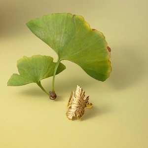 Anello foglia d'acero in acciaio inossidabile placcato oro 18K con venature incise