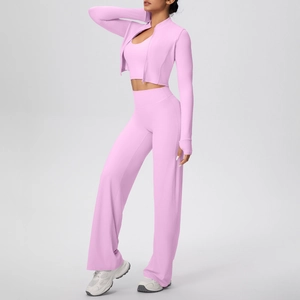Détail d'un ensemble de yoga rose 3 pièces avec veste zippée, débardeur et pantalon