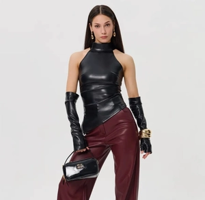 Détail d'un haut licou en PU noir brillant avec gants assortis et sac à main bordeaux