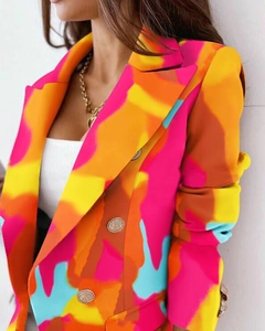 Dettaglio del blazer floreale doppiopetto con bottoni dorati e stampa colorata