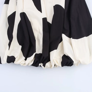 Abito a pois con maniche a palloncino bianco e nero in tessuto di alta qualità ed elegante