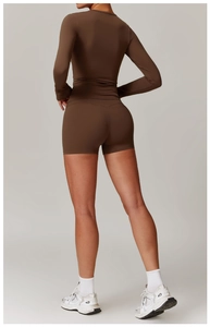Vista posteriore di pantaloncini da yoga a vita alta marrone scuro e top a maniche lunghe
