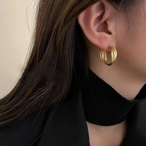 Dreilagige verschlungene geometrische Creolen in Mattgold für Damen im Minimal-Stil