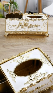 Détail de la boîte à mouchoirs de style européen avec relief doré et compartiments