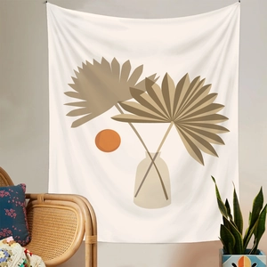 Detail eines Boho-Wandteppichs mit abstrakten Blättern und oranger Sonne über Korbsessel