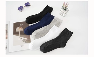 Dettaglio di confezione da 5 paia di calze in cotone da uomo in colori neutri assortiti