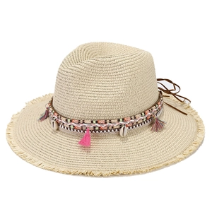 Chapeau de plage avec ruban ethnique, pompons colorés, coquillages et bord effiloché