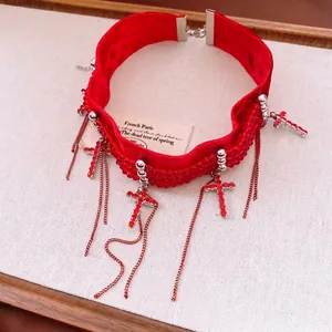 Choker gothique en velours rouge foncé avec pendentifs croix strass et glands argentés