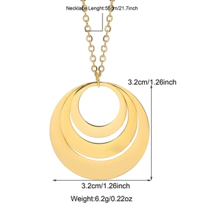 Detail showing 18k gold triple-ring pendant with 55cm chain length and 3.2cm diameter
