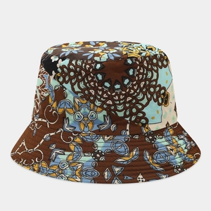Dettaglio della stampa floreale boho e cuciture su un cappello a secchiello in tela pieghevole