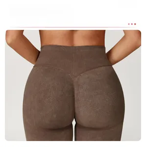 Détail du short de yoga sans couture marron moka à taille haute avec effet push-up