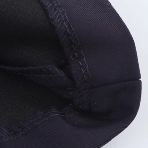 Vue détaillée de la texture du tissu en maille et des coutures renforcées de la robe
