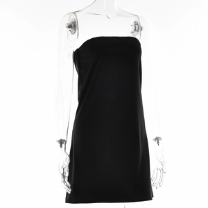 Détail d'une robe mini bustier noire élégante présentée sur un mannequin de studio