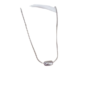 Collana minimalista in acciaio al titanio con catena serpente e pendente rettangolare