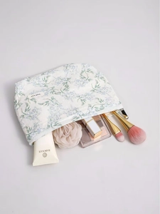 Pochette per cosmetici a fiori con cerniera, contenente prodotti per trucco e skincare