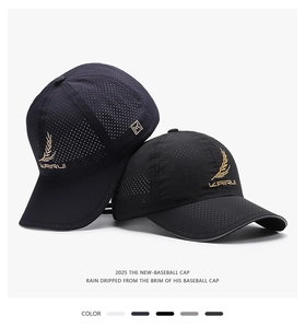 Dettaglio del berretto da baseball in mesh nero traspirante con ricamo dorato e logo