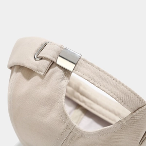 Vista posteriore del berretto docker in cotone beige con fibbia regolabile in metallo