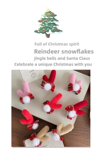 Détail de pinces à cheveux cornes de renne de Noël avec pompons et nœuds écossais