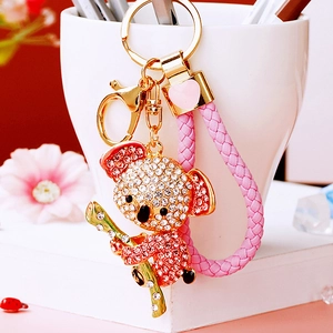 Makro-Detail von Koala-Schlüsselanhänger mit rosa Strass und Lederriemen in Gold-Optik