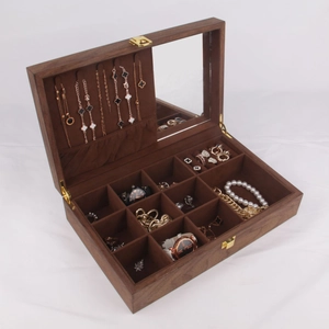 Détail de la boîte à bijoux en bois de noyer avec fentes pour bagues et fermoir doré