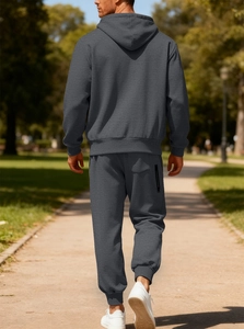 Vista posteriore della tuta in pile grigio scuro da uomo con tasche con zip laterali