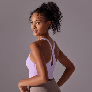 Détail des bretelles croisées du soutien-gorge de yoga lilas en tissu mat élastique