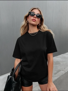 Φωτογραφία street style από μαύρο βαμβακερό μπλουζάκι με δερμάτινο σορτς και αξεσουάρ