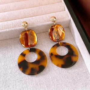 Boucles d'oreilles rétro en résine ambrée avec clous dorés et pendentifs en écaille