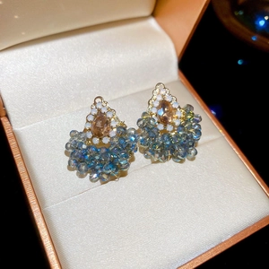 Gros plan de boucles d'oreilles vintage en cristal en forme de goutte d'eau