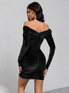 Vestido ajustado de terciopelo negro con hombros descubiertos y elegante fruncido