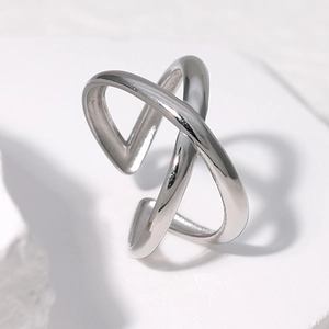 Bague ajustable minimaliste en acier titane argenté sur fond de pierre blanche