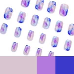 Faux ongles courts ronds effet marbre galaxie bleu-violet avec paillettes étoilées