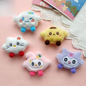 Vue détaillée de poupées en peluche colorées avec broderie fine sur fond rose tendre