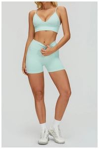 Détail du short de yoga taille haute avec une taille croisée en V élégante en vert menthe