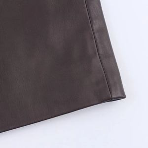Detaillierte Nahaufnahme der dunkelbraunen Ledertextur und der präzisen Nähte am Blazer
