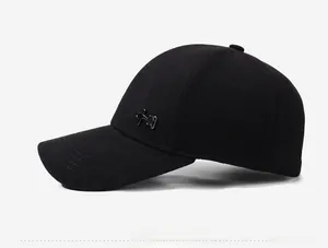 Detailaufnahme der schwarzen Baseballkappe mit Metall-Emblem und Textur aus Wollmischung