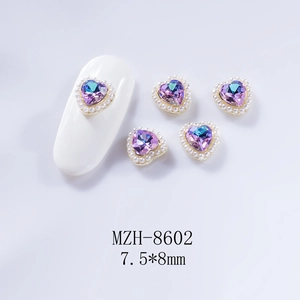 Détails macro des bijoux d'ongles cœur aurore rose champagne 7,5x8mm avec perles