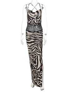 Détail de la robe longue zébrée avec dentelle noire à la taille et décolleté licou