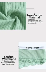 Gros plan du string en coton vert clair avec texture côtelée et dentelle délicate