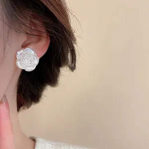 Boucles d'oreilles élégantes en forme de rose blanche nacrée avec texture florale