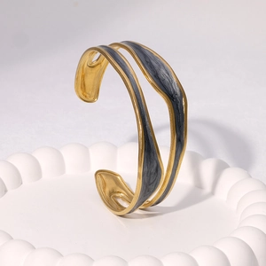 Minimalist double-layered gold-plated wavy cuff bracelet with dark stone inlay for women